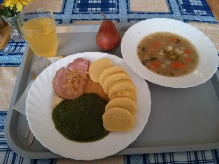 Thực đơn phong phú trong bữa trưa của học sinh ở khắp nơi trên thế giới - Ảnh 9.