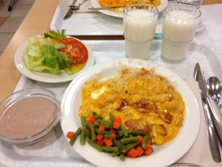 Thực đơn phong phú trong bữa trưa của học sinh ở khắp nơi trên thế giới - Ảnh 15.