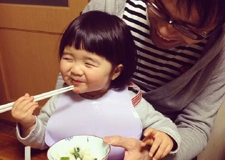 Dạy bé dùng đũa không hề khó nếu mẹ làm theo 5 bước cơ bản dưới đây - Ảnh 7.