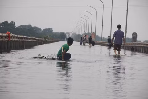 Đường ngoại thành Hà Nội ngập hơn nửa mét nước