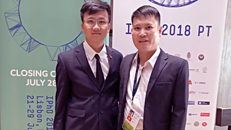 Trịnh Duy Hiếu được thầy giáo động viên, chúc mừng ngay sau khi biết được thành tích của mình...