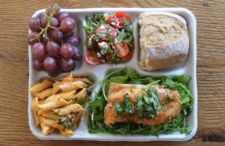 Thực đơn phong phú trong bữa trưa của học sinh ở khắp nơi trên thế giới - Ảnh 2.