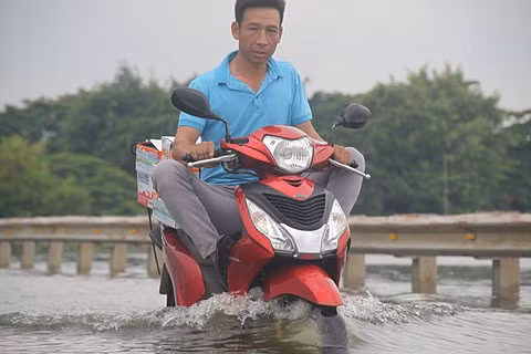 Thuỷ điện Hoà Bình xả lũ, đường ngoại thành Hà Nội ngập hơn nửa mét nước - Hình 4