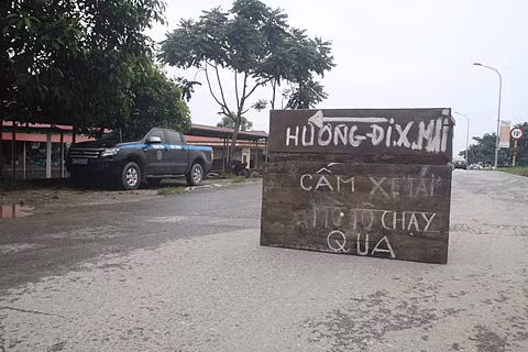 Thuỷ điện Hoà Bình xả lũ, đường ngoại thành Hà Nội ngập hơn nửa mét nước - Hình 9