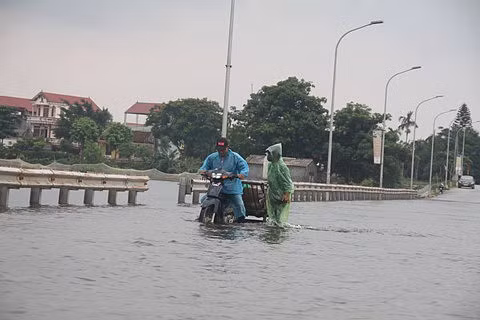 Thuỷ điện Hoà Bình xả lũ, đường ngoại thành Hà Nội ngập hơn nửa mét nước - Hình 3