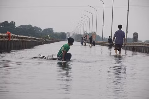 Thuỷ điện Hoà Bình xả lũ, đường ngoại thành Hà Nội ngập hơn nửa mét nước - Hình 2