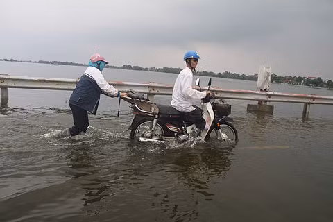 Thuỷ điện Hoà Bình xả lũ, đường ngoại thành Hà Nội ngập hơn nửa mét nước - Hình 5