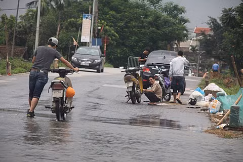 Thuỷ điện Hoà Bình xả lũ, đường ngoại thành Hà Nội ngập hơn nửa mét nước - Hình 6
