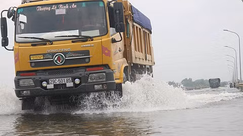 Thuỷ điện Hoà Bình xả lũ, đường ngoại thành Hà Nội ngập hơn nửa mét nước - Hình 8