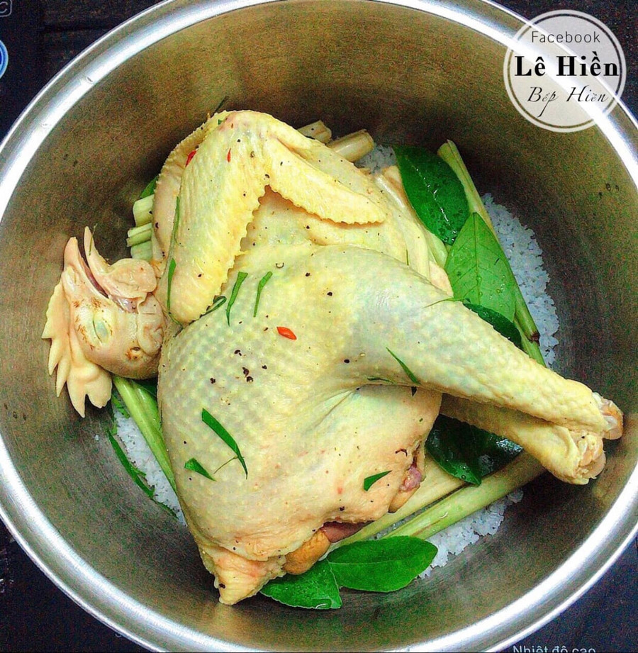 Mẹ đảm chỉ cách làm gà hấp muối bất bại, lại ngon đến lịm người ảnh 2