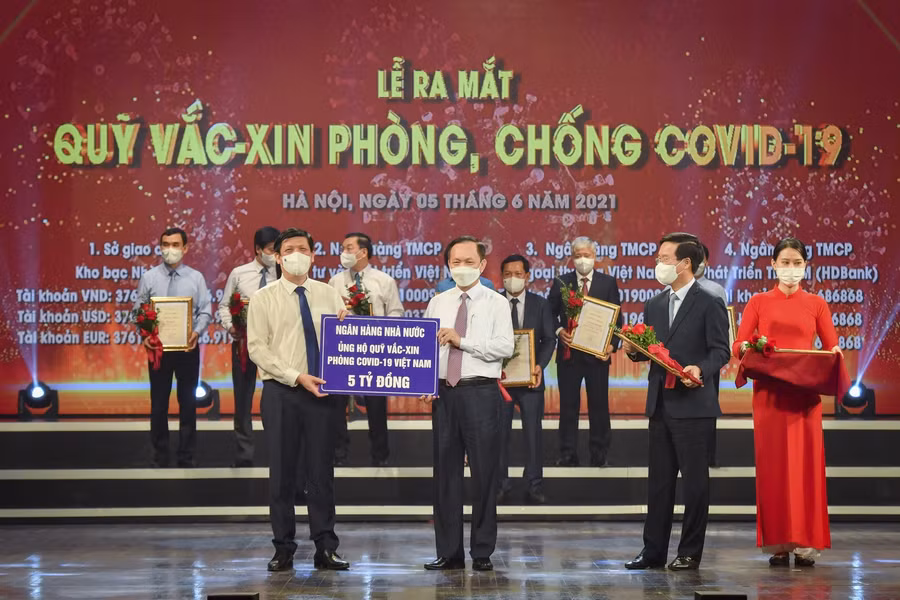 Phó Thống đốc NHNN Đào Minh Tú đại diện NHNN trao ủng hộ Quỹ Vaccine phòng,chống Covid-19.