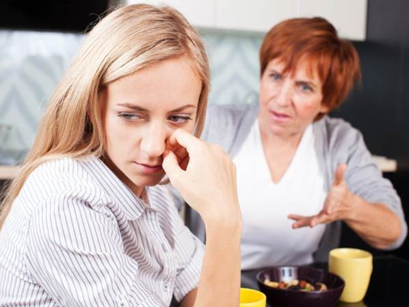 Mẹ chồng lặng người vì hành động của "dâu Tây"
