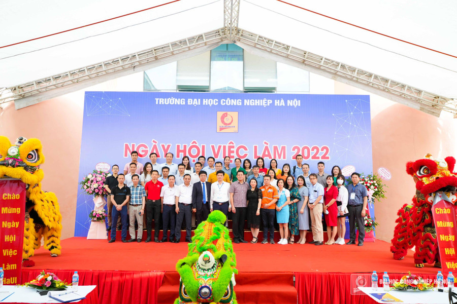 Sinh viên được doanh nghiệp tư vấn, hỗ trợ trực tiếp tại Ngày hội việc làm tại Đại học Công nghiệp Hà Nội. Sinh viên được doanh nghiệp tư vấn, hỗ trợ trực tiếp tại Ngày hội việc làm tại Đại học Công nghiệp Hà Nội.