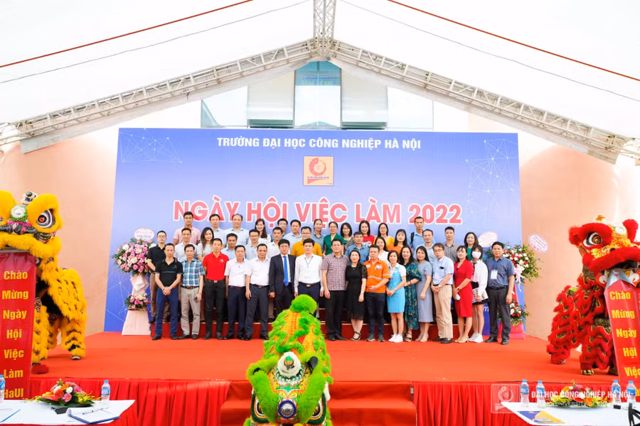 Sinh viên được doanh nghiệp tư vấn, hỗ trợ trực tiếp tại Ngày hội việc làm tại Đại học Công nghiệp Hà Nội.