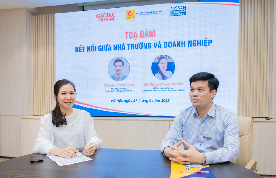 TS. Kiều Xuân Thực - Phó Hiệu trưởng nhà trường; bà Đặng Thanh Huyền - Giám đốc Nhân sự Công ty TNHH Nissan Automotive Technology Việt Nam chia sẻ về kết nối giữa nhà trường và doanh nghiệp. TS. Kiều Xuân Thực - Phó Hiệu trưởng nhà trường; bà Đặng Thanh Huyền - Giám đốc Nhân sự Công ty TNHH Nissan Automotive Technology Việt Nam chia sẻ về kết nối giữa nhà trường và doanh nghiệp.