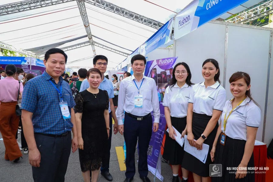 TS. Kiều Xuân Thực - Phó Hiệu trưởng Trường ĐH Công nghiệp Hà Nội thăm quan các gian hàng tại Ngày hội việc làm 2022.