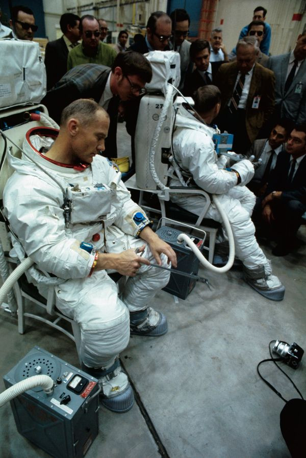 Aldrin, bên phải, cầm một dụng cụ được phát triển để thu thập mẫu đất, đá, bụi bẩn trên mặt trăng.