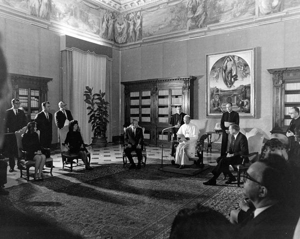 Phi hành gia gặp Pope Paul VI tại Vatican vào tháng 10 năm 1969.