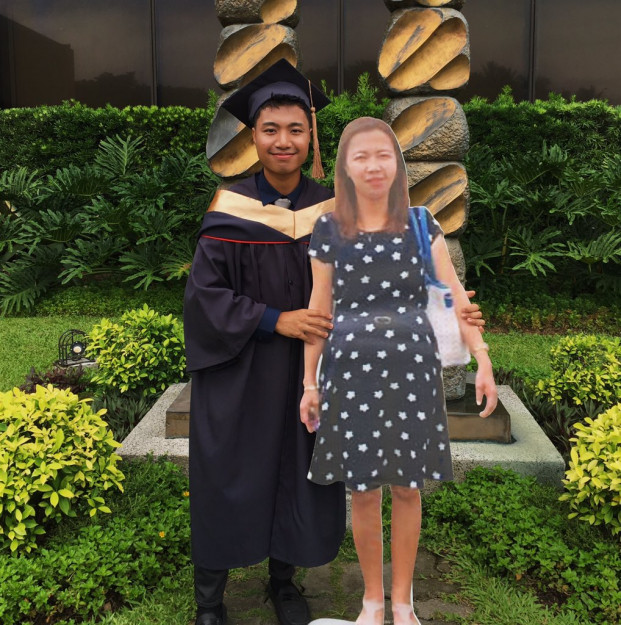 Tấm ảnh khổ lớn của người mẹ bên cạnh chàng cử nhân người Philippines. Tấm ảnh khổ lớn của người mẹ bên cạnh chàng cử nhân người Philippines.