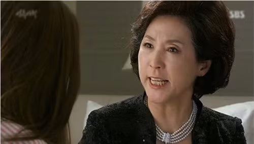 Trời ơi, con như sét đánh ngang tai không thể nào hiểu nổi tại sao mẹ lại dành những lời lẽ đó cho con. (ảnh minh họa).