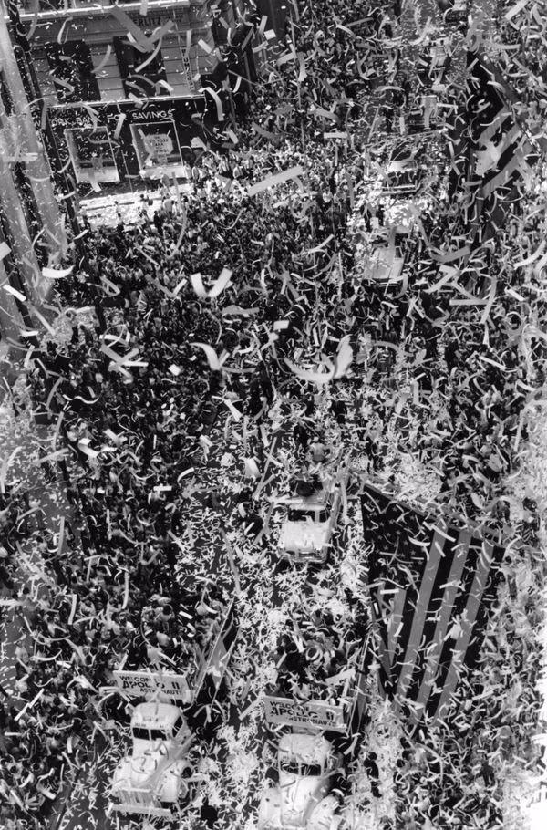 Broadway rực rỡ cờ hoa đón các phi hành gia.