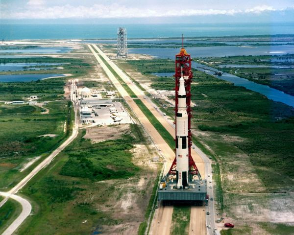 Tên lửa Saturn V với vai trò mang tên Apollo 11 trên bệ phóng di động ở Cape Canaveral vào ngày 17 tháng 5, 1969.