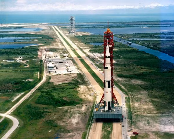 Tên lửa Saturn V với vai trò mang tên Apollo 11 trên bệ phóng di động ở Cape Canaveral vào ngày 17 tháng 5, 1969.