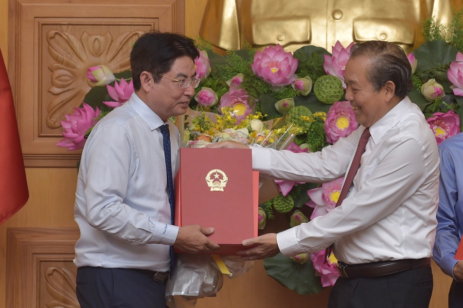 Phó Thủ tướng Thường trực Chính phủ Trương Hòa Bình trao quyết định cho đồng chí Nguyễn Văn Tùng. Ảnh: VGP/Nhật Bắc Phó Thủ tướng Thường trực Chính phủ Trương Hòa Bình trao quyết định cho đồng chí Nguyễn Văn Tùng. Ảnh: VGP/Nhật Bắc