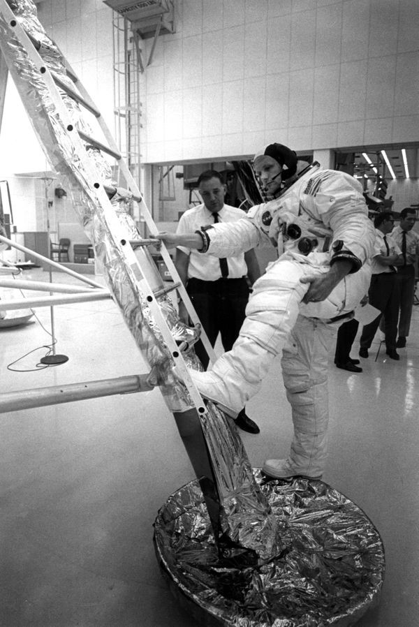 Neil Armstrong luyện tập bước lên module hạ cánh của tàu Apollo.