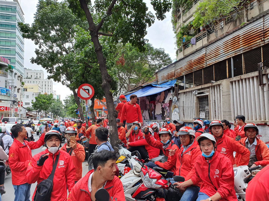 Hàng trăm tài xế Go-viet tập trung tại trụ sở công ty để phản đối chính sách mới