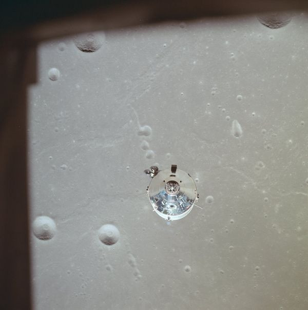 Đây là Command Module, thành phần chính của Apollo 11, chụp từ mặt trăng.