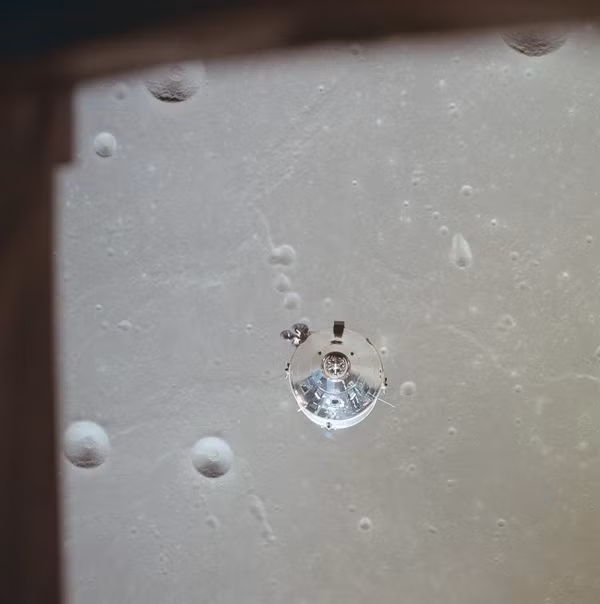 Đây là Command Module, thành phần chính của Apollo 11, chụp từ mặt trăng.