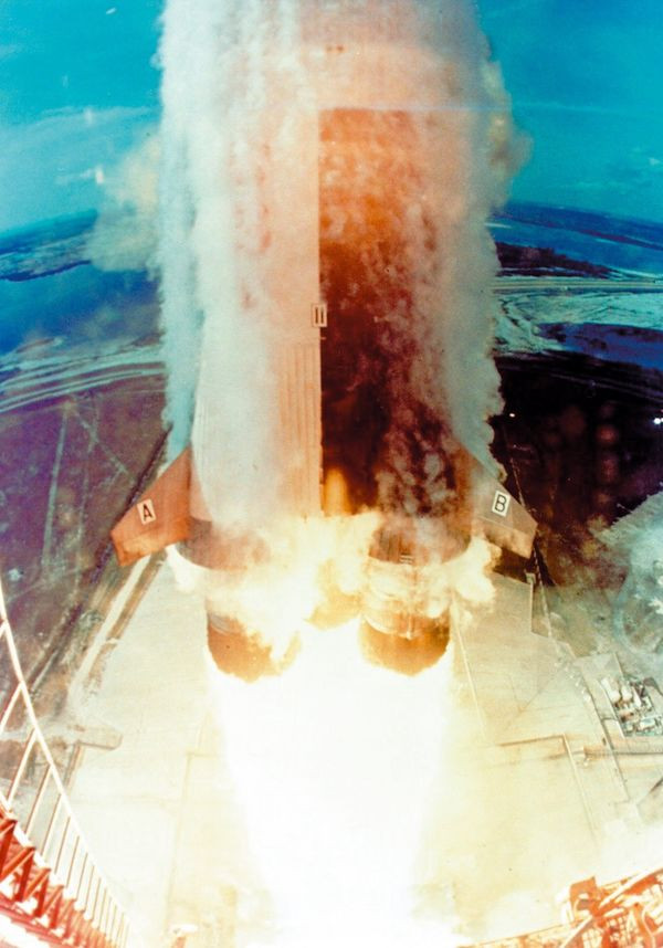 Tên lửa Saturn V nặng 6,2 triệu pound khi chất đầy nhiên liệu và sinh ra lực đẩy 7,6 triệu pound.