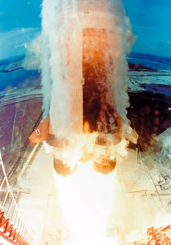 Tên lửa Saturn V nặng 6,2 triệu pound khi chất đầy nhiên liệu và sinh ra lực đẩy 7,6 triệu pound.