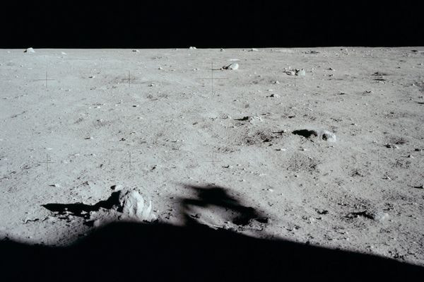 Buzz Aldrin mô tả mặt trăng “cực kì buồn”.