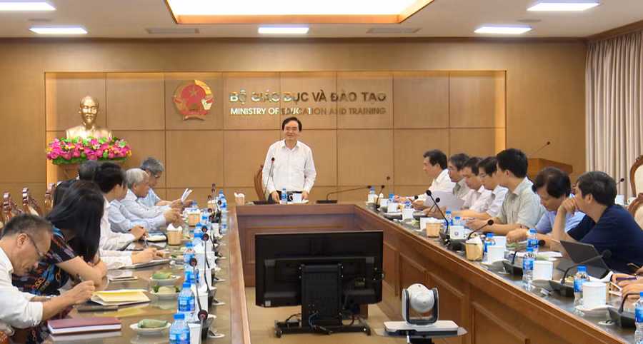 Bộ trưởng Bộ GD&ĐT Phùng Xuân Nhạ phát biểu tại tọa đàm