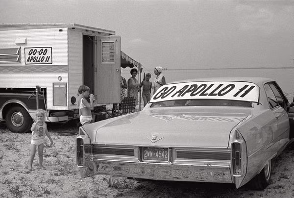 Đám đông hiếu kì chờ xem phóng tên lửa vào ngày 16 tháng 7.