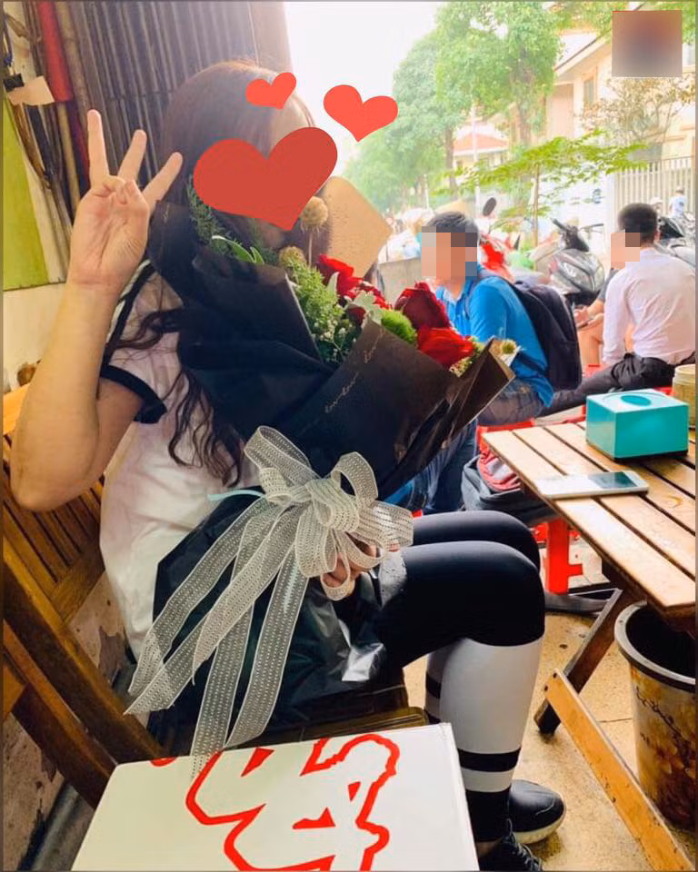  Cô người yêu chuẩn bị hoa, quà sinh nhật cho bạn trai dù rất bận rộn.