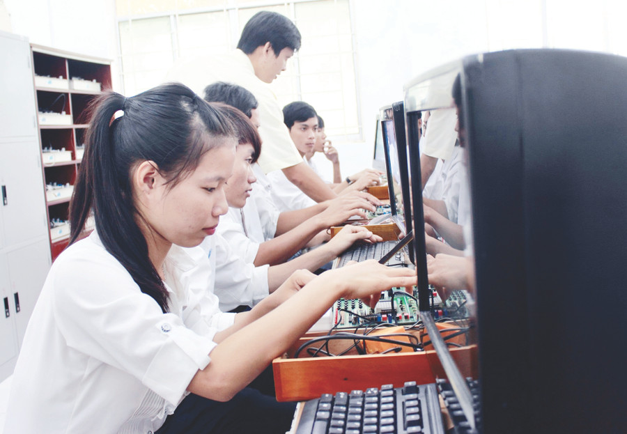 Sinh viên Trường ĐH Trà Vinh trong giờ thực hành - Trường đang thực hiện thí điểm đổi mới cơ chế hoạt động theo hướng tự chủ. Ảnh: TG