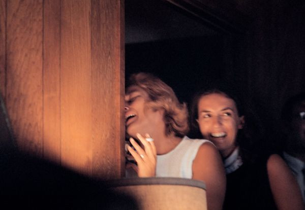 Joan Aldrin, vợ của Aldrin, xem hành trình của chồng mình qua TV.