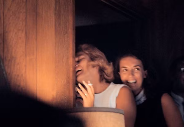 Joan Aldrin, vợ của Aldrin, xem hành trình của chồng mình qua TV.