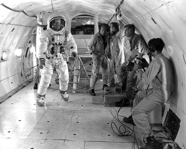 Buzz Aldrin thực hiện huấn luyện trong môi trường không trọng lực của một chiếc máy bay KC-135 lấy từ Căn cứ Không quan Patrick ở Florida.