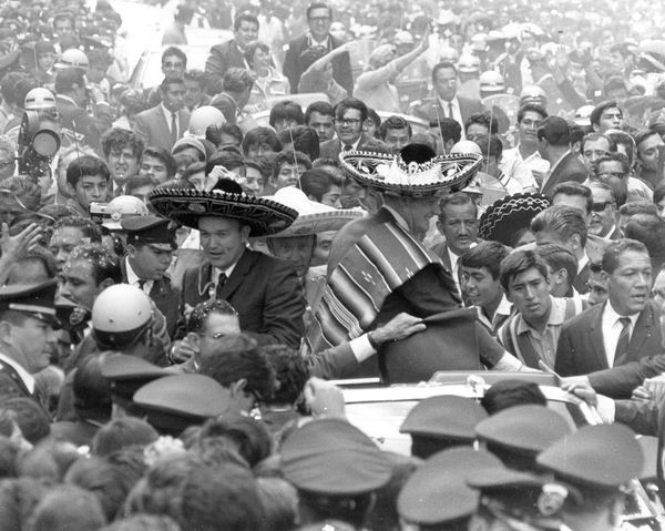 Một lễ diễu hành ở Mexico City tháng 9 năm 1969. Là một phần của Presidential Goodwill Tour, các phi hành gia cùng vợ mình đã tới 24 quốc gia, 27 thành phố trong suốt 45 ngày.