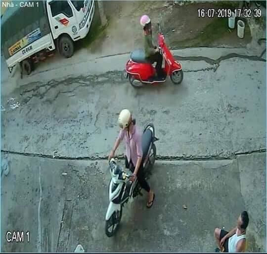 Hình ảnh trích xuất camera trước khi chị Huyền (áo hồng) rời khỏi nhà.