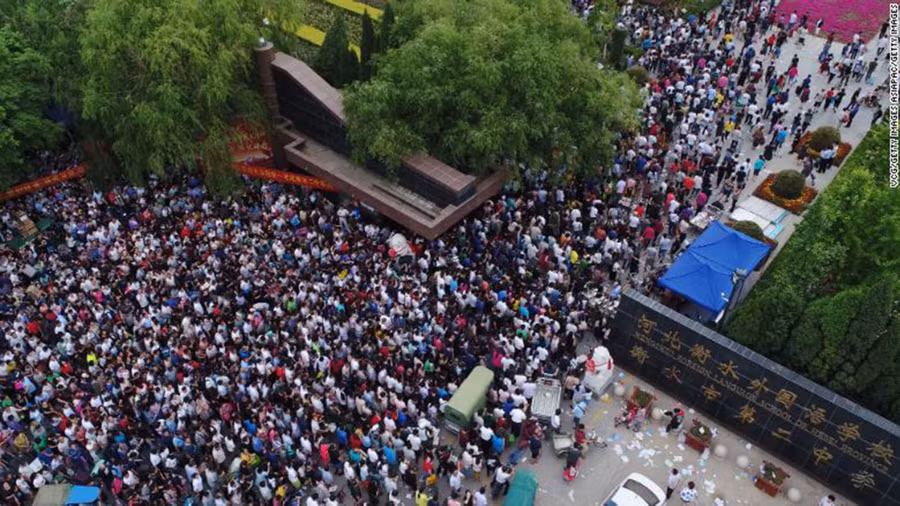 Phụ huynh chờ ngoài cổng trường trong khi các HS Trung Quốc đang tham dự kỳ thi ĐH