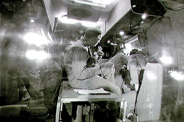 Hình ảnh Neil Armstrong đang thổi ukulele.