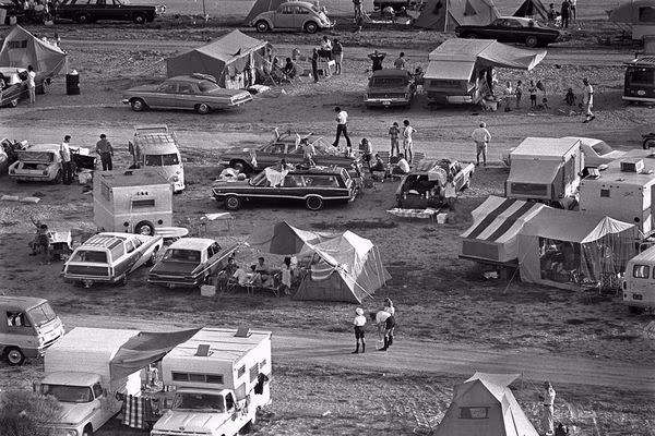 Nhiều người thậm chí còn dựng lều.