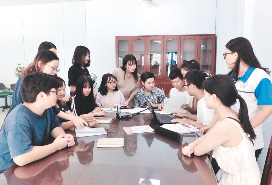 Giờ sinh hoạt nhóm của sinh viên Trường Đại học Ngoại ngữ (ĐHQG Hà Nội). Ảnh: TG