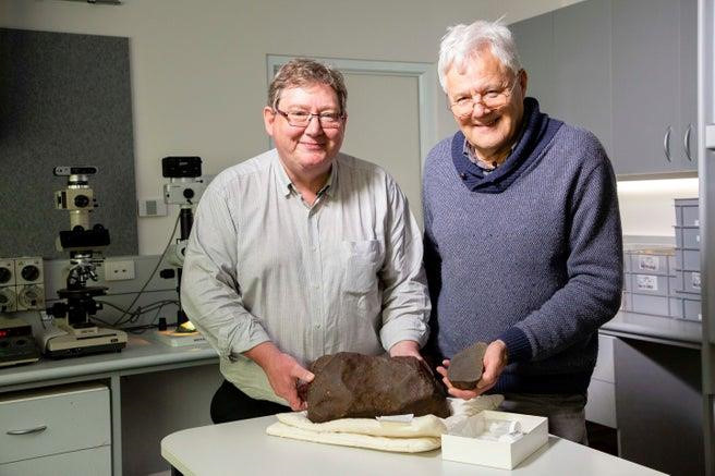 Bill Birch và Dermot Henry khám phá ra điều bí ẩn bên trong thiên thạch Maryborough. Ảnh: 10 daily. Tim thay cuc da sieu hiem o Australia, quy hon gap nhieu lan vang hinh anh 2