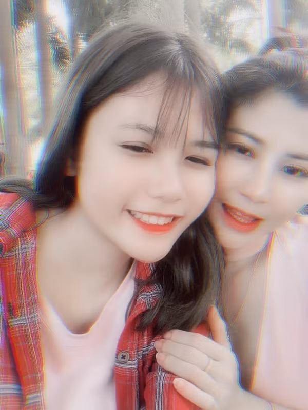 Mới ngày nào còn bé tí, con gái Hiệp Gà giờ đã ra dáng thiếu nữ với nụ cười duyên ơi là duyên